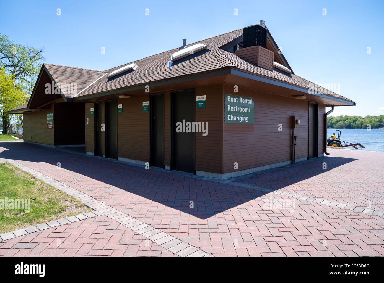 Plymouth, Minnesota - 20. Mai 2020: Bootsverleih, Umkleideraum und Toilettenpavillon am Strand im Clifton French Regional Park Stockfoto