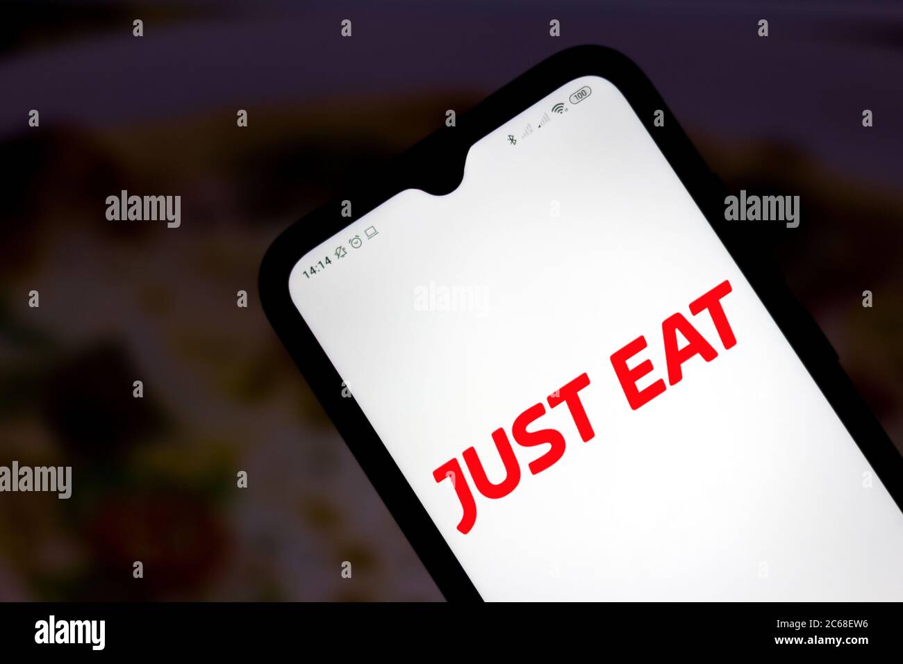 In dieser Abbildung ist das Just Eat Logo auf einem Smartphone zu sehen. Stockfoto