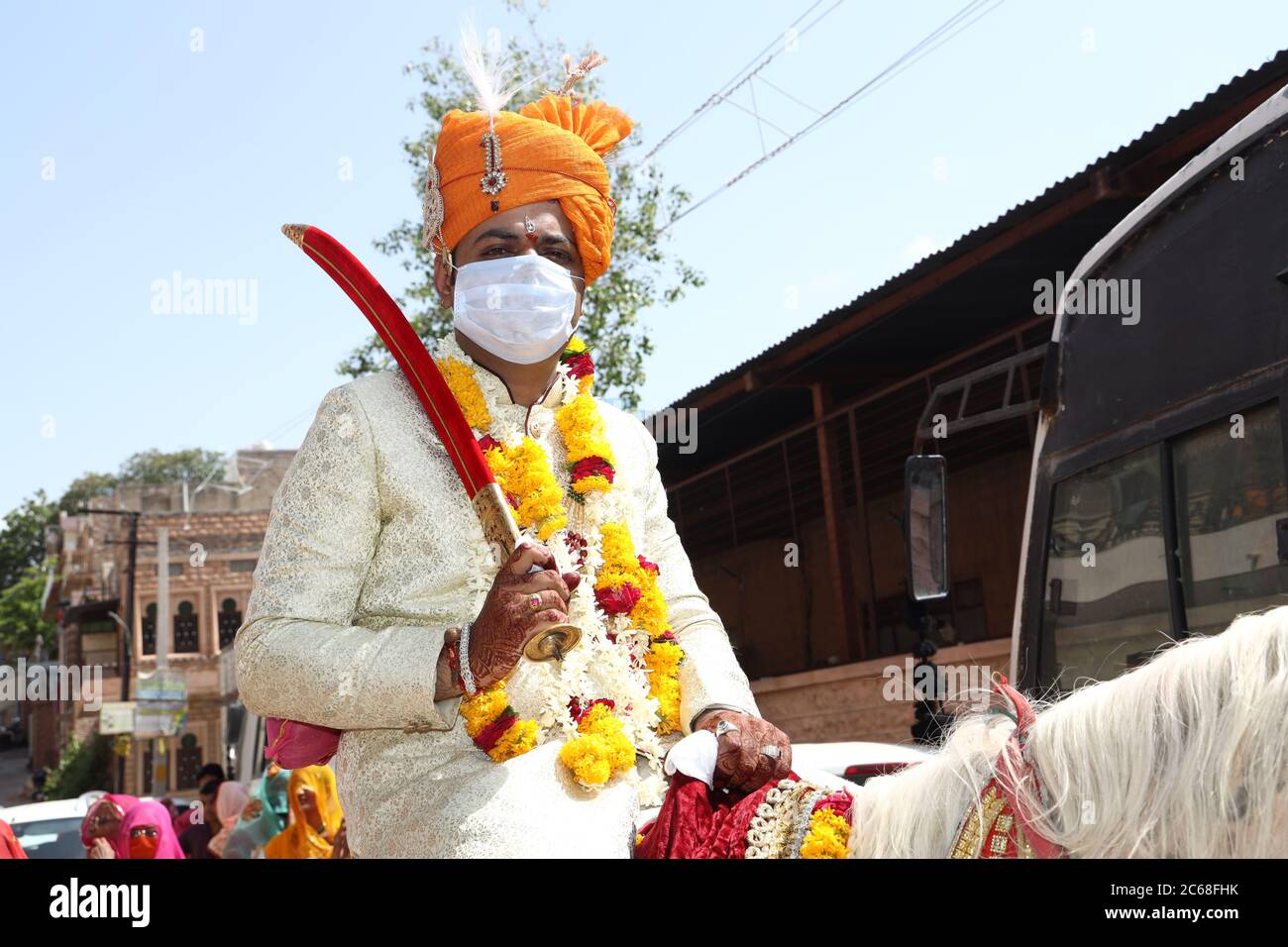Jodhpur, Rajashtbn, Indien. 30. Juni 2020: Indischer Bräutigam trägt Maske auf Pferd sitzend, Menschen heiraten nach Leichtigkeit in Sperre während COVID-19 pa Stockfoto