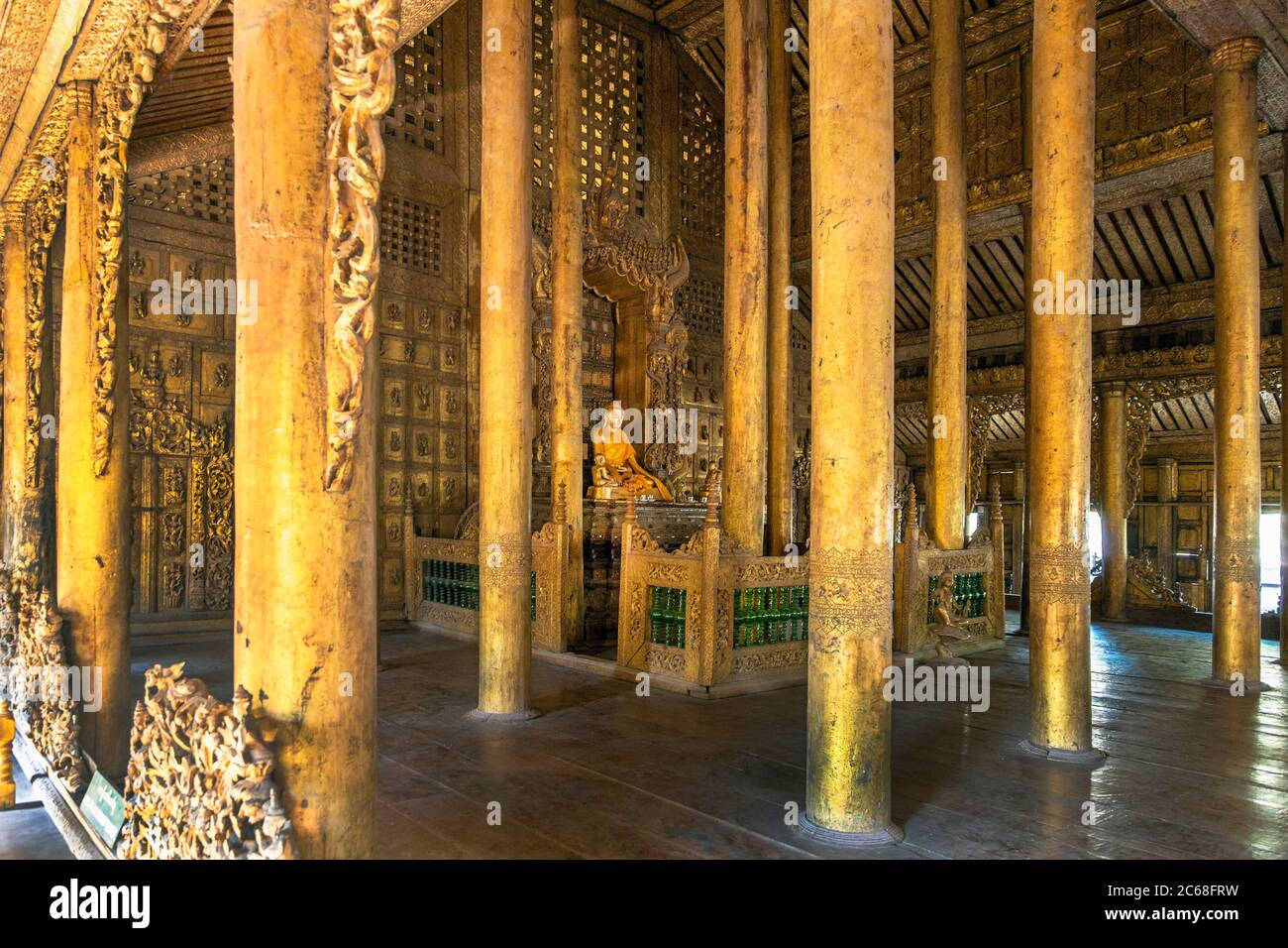 Buddha Statue in einem inneren Heiligtum des Ananda Tempels, Bagan, Myanmar Stockfoto