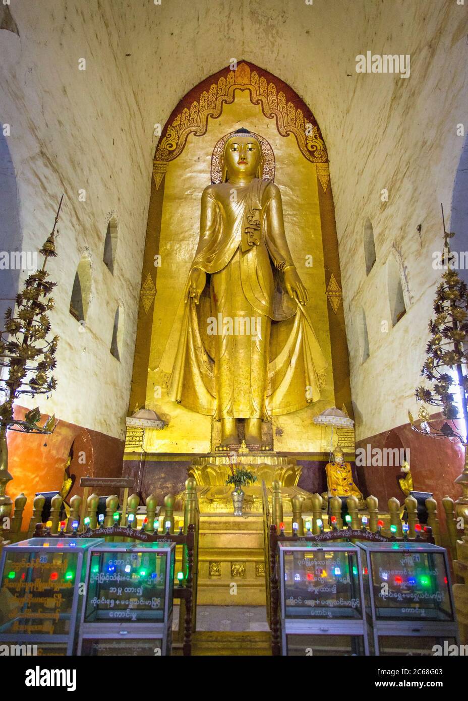 Buddha Statue im Ananda Tempel, Bagan, Myanmar Stockfoto
