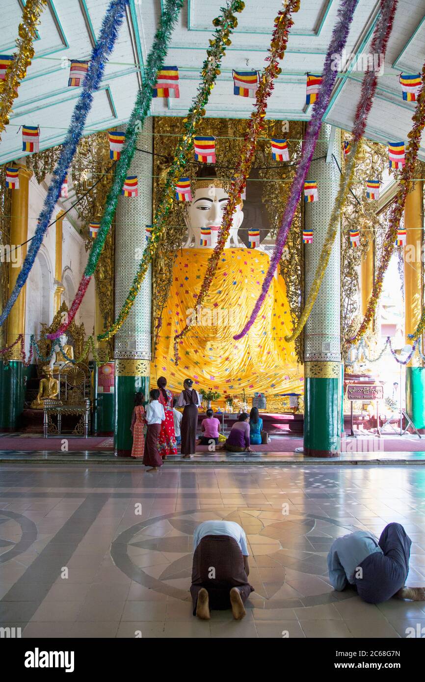 Buddha Statue in der Shwedagon Pagode, Yangon, Myanmar Stockfoto