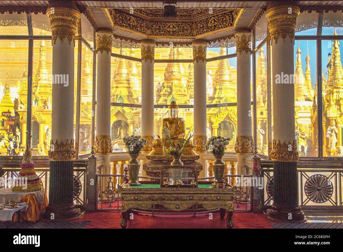 Gold Buddha, Shwedagon Pagode, Yangon, Myanmar Stockfoto