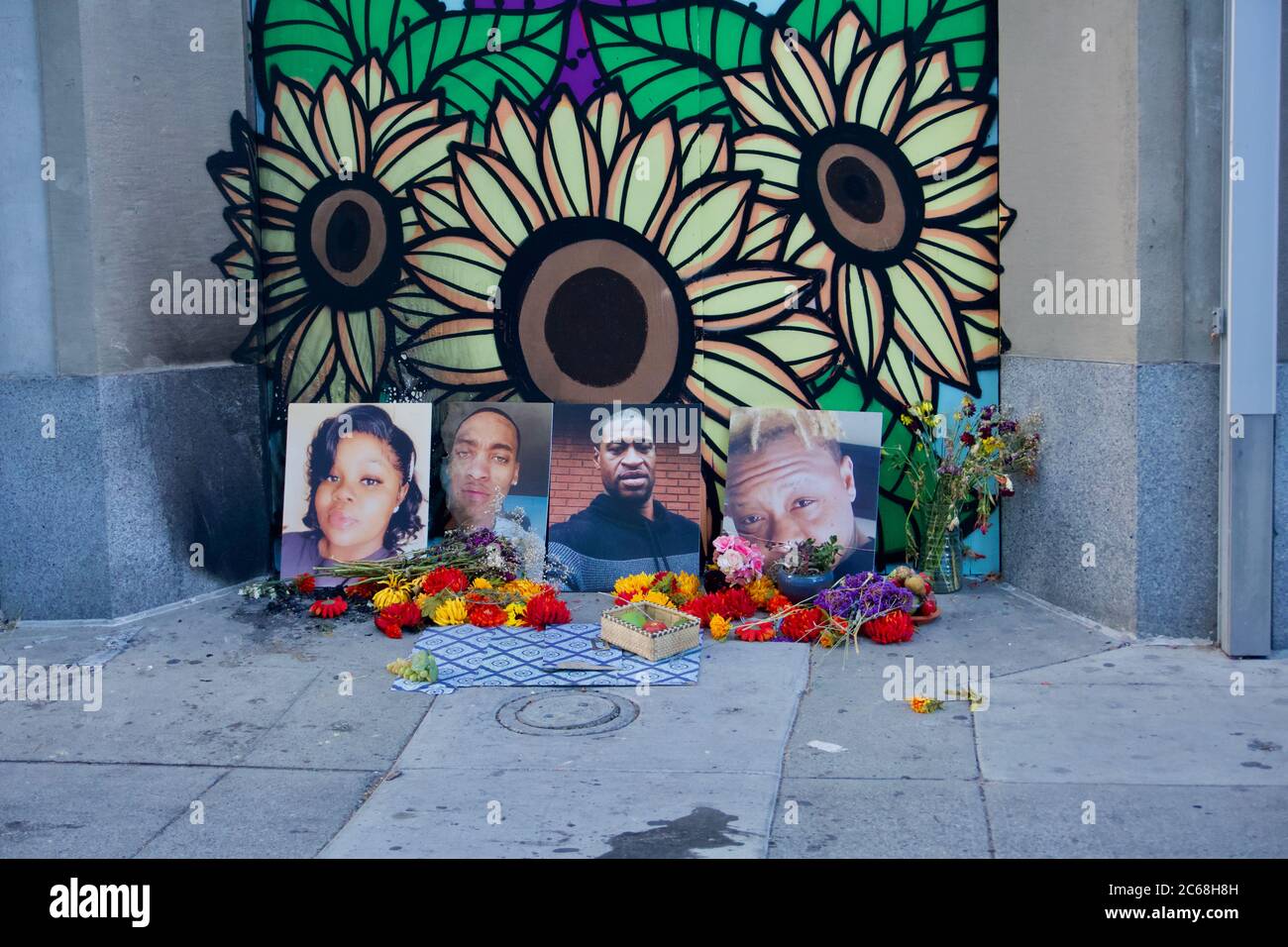 Black Lives Matter Street Art und Gedenkstätte für Breonna Taylor, George Floyd und andere, die durch Polizeibrutalität getötet wurden. Oakland, CA, USA Stockfoto