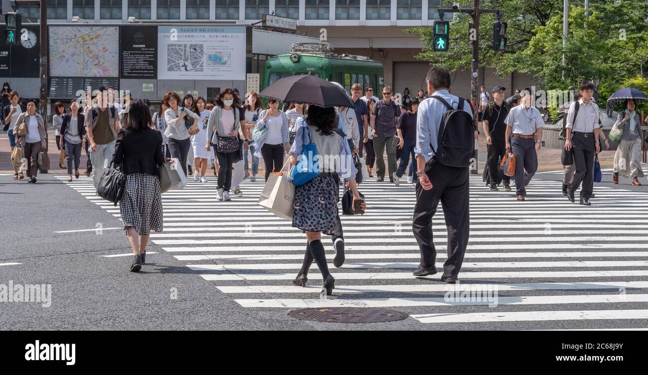 Fußgängermassen an Shibuya Scramble Crossing während des Tages, Tokio, Japan. Stockfoto