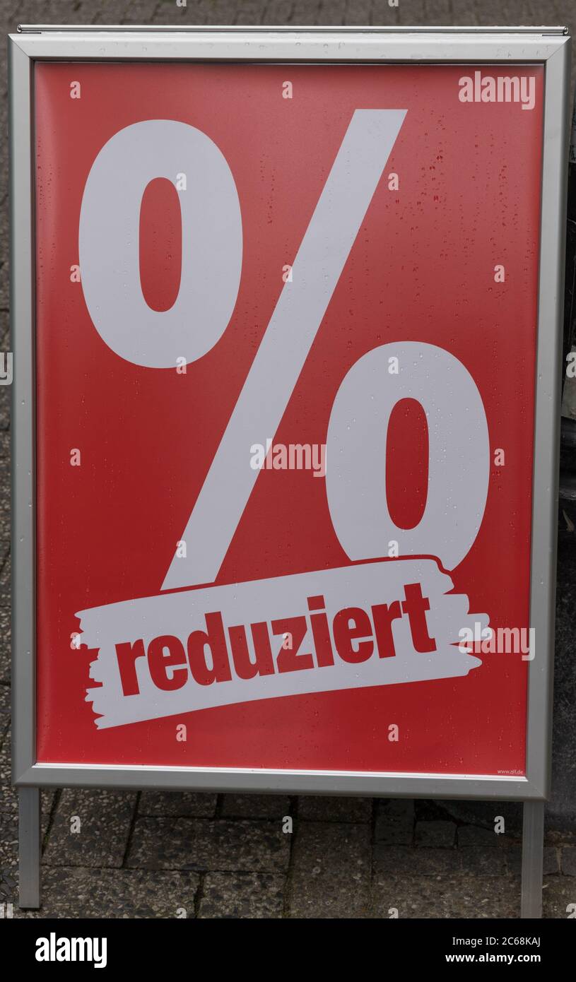 Prozentzeichen mit dem deutschen Wort für reduziert, in Deutschland wird die Mehrwertsteuer während der Coronakrise reduziert Stockfoto