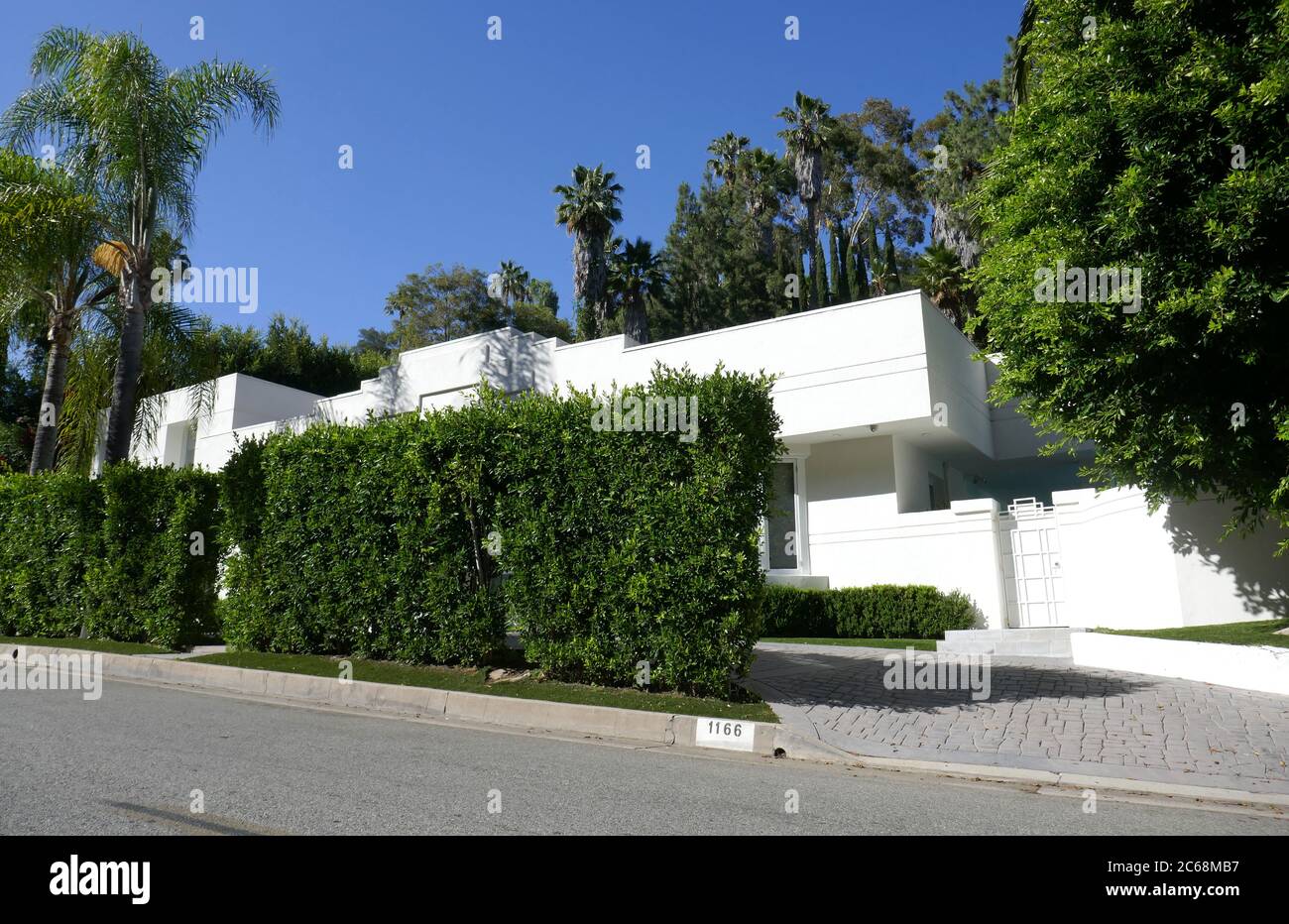 Beverly Hills, California, USA 7. Juli 2020 EINE allgemeine Sicht der Atmosphäre von Pinky Lees früherem Zuhause am 1166 San Ysidro Drive am 7. Juli 2020 in Beverly Hills, Kalifornien, USA. Foto von Barry King/Alamy Stockfoto Stockfoto