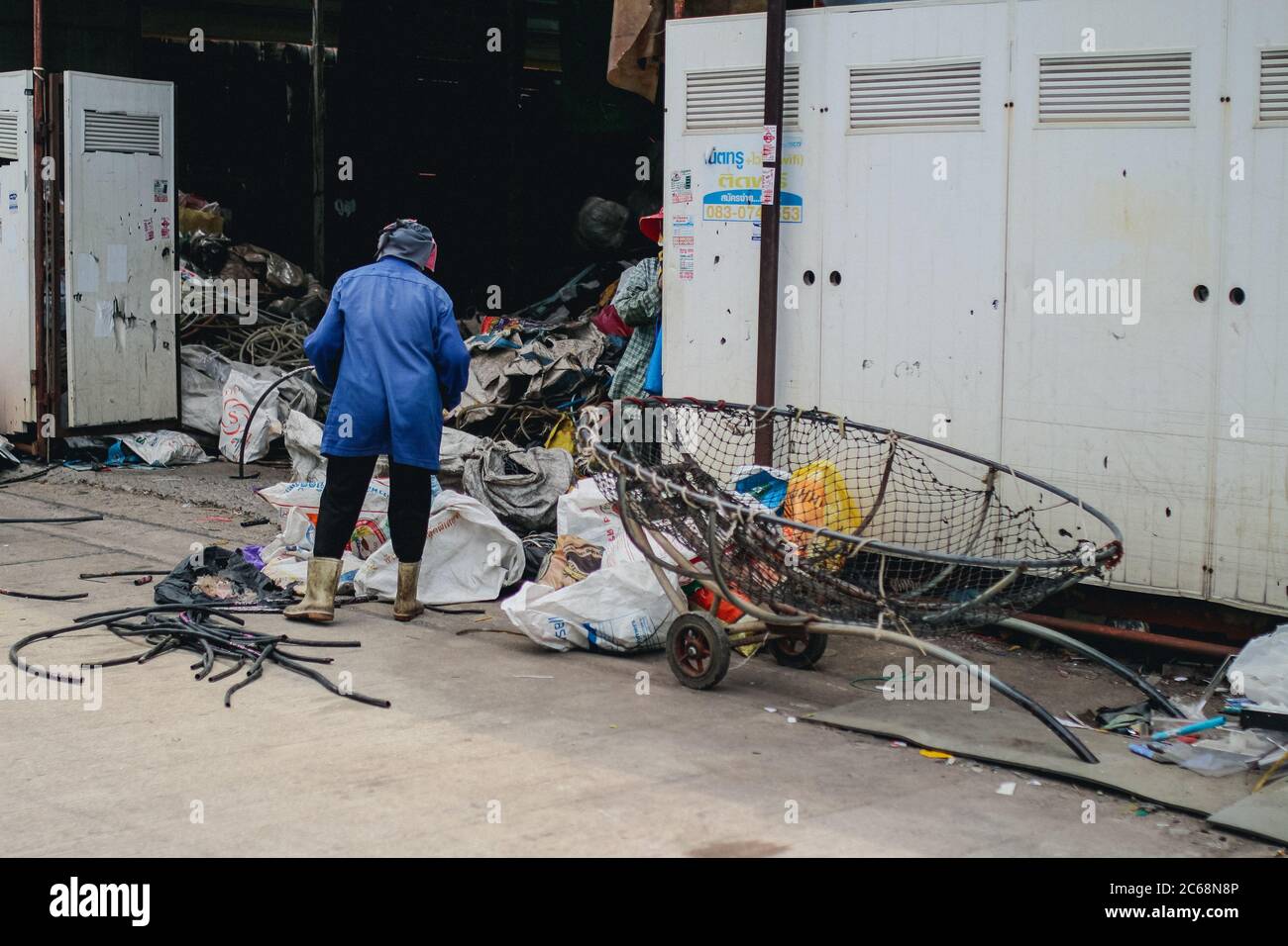 Müllsorter mit zwei Rädern DIY-Transportwagen vor dem Mülllager Stockfoto