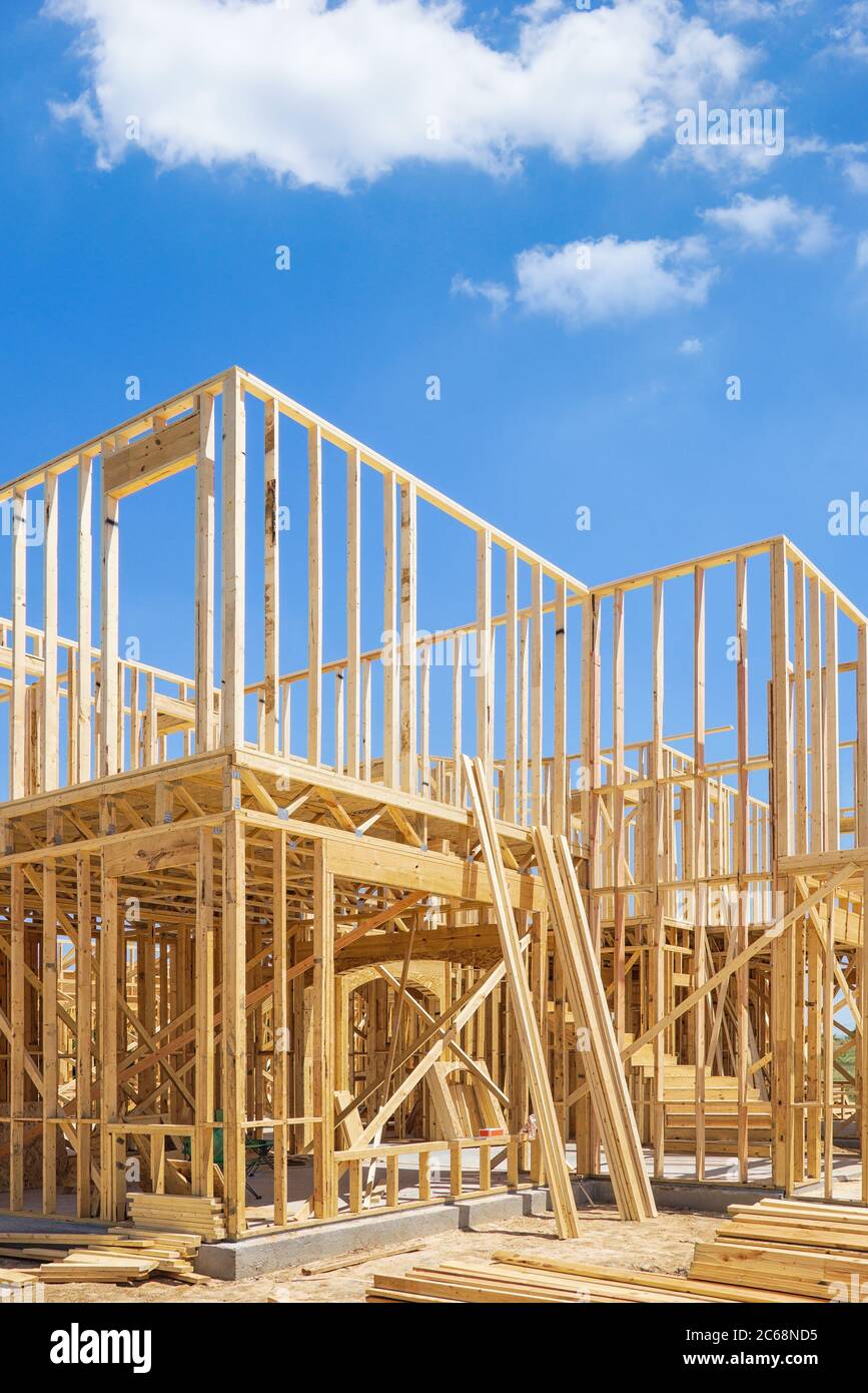 Neue Wohnbau Haus Rahmen. Blauer Himmel und weiße Wolken Hintergrund. Stockfoto
