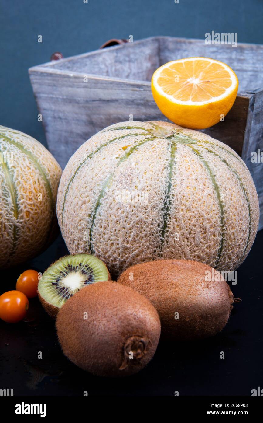 Sie können einen gesunden Snack mit chinesischen Laternenfrüchten, Zitrone, grünen Kiwis und Honigmelonen machen. Stockfoto