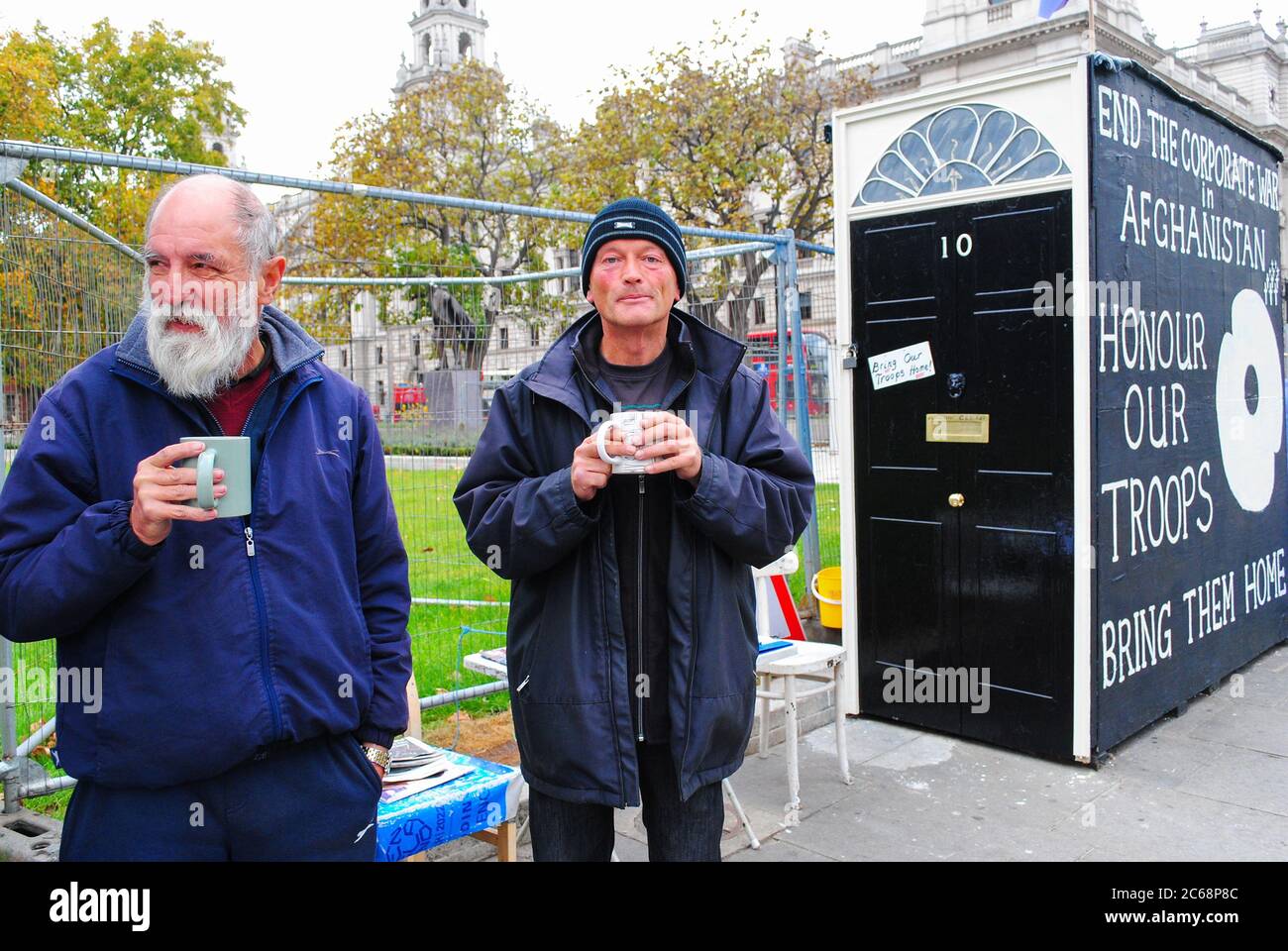 Beenden Sie den Corporate war in Afghanistan Anti-Krieg Demonstranten auf dem Parliament Square, London, Großbritannien Stockfoto