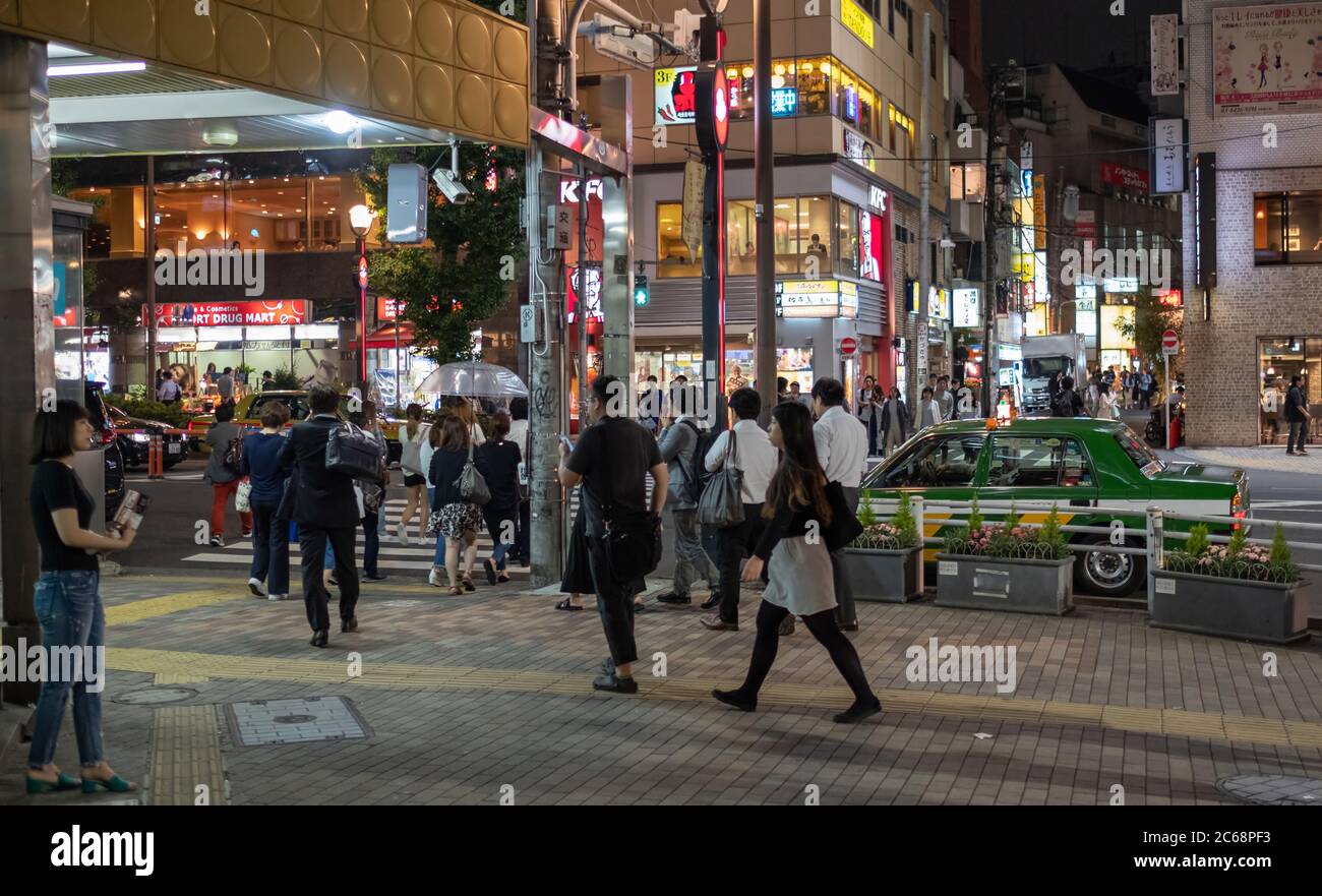Fußgängermassen überqueren die Straße in Ebisu, Tokio, Japan Stockfoto