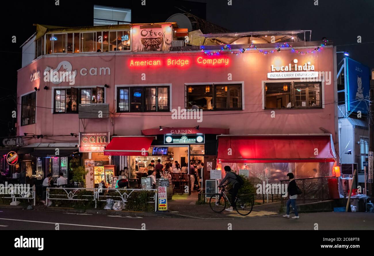 Abends gibt es eine farbenfrohe Bar im westlichen Stil in Ebisu, Tokio, Japan. Stockfoto