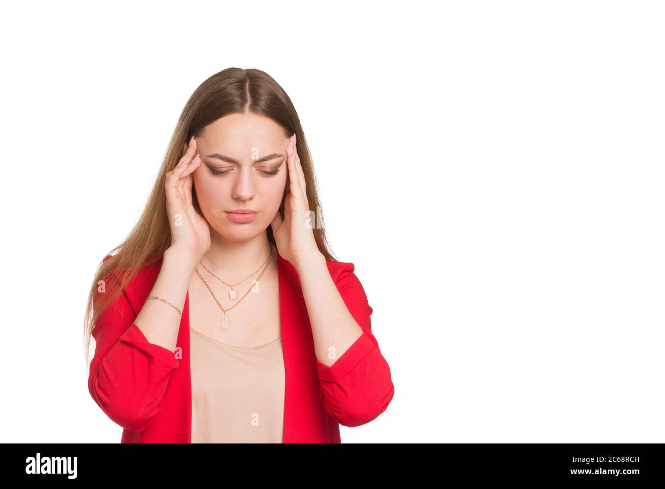 Eine junge Geschäftsfrau mit weißem Hintergrund isoliert, hält die Hände auf dem Kopf. Leidet unter Kopfschmerzen Stockfoto