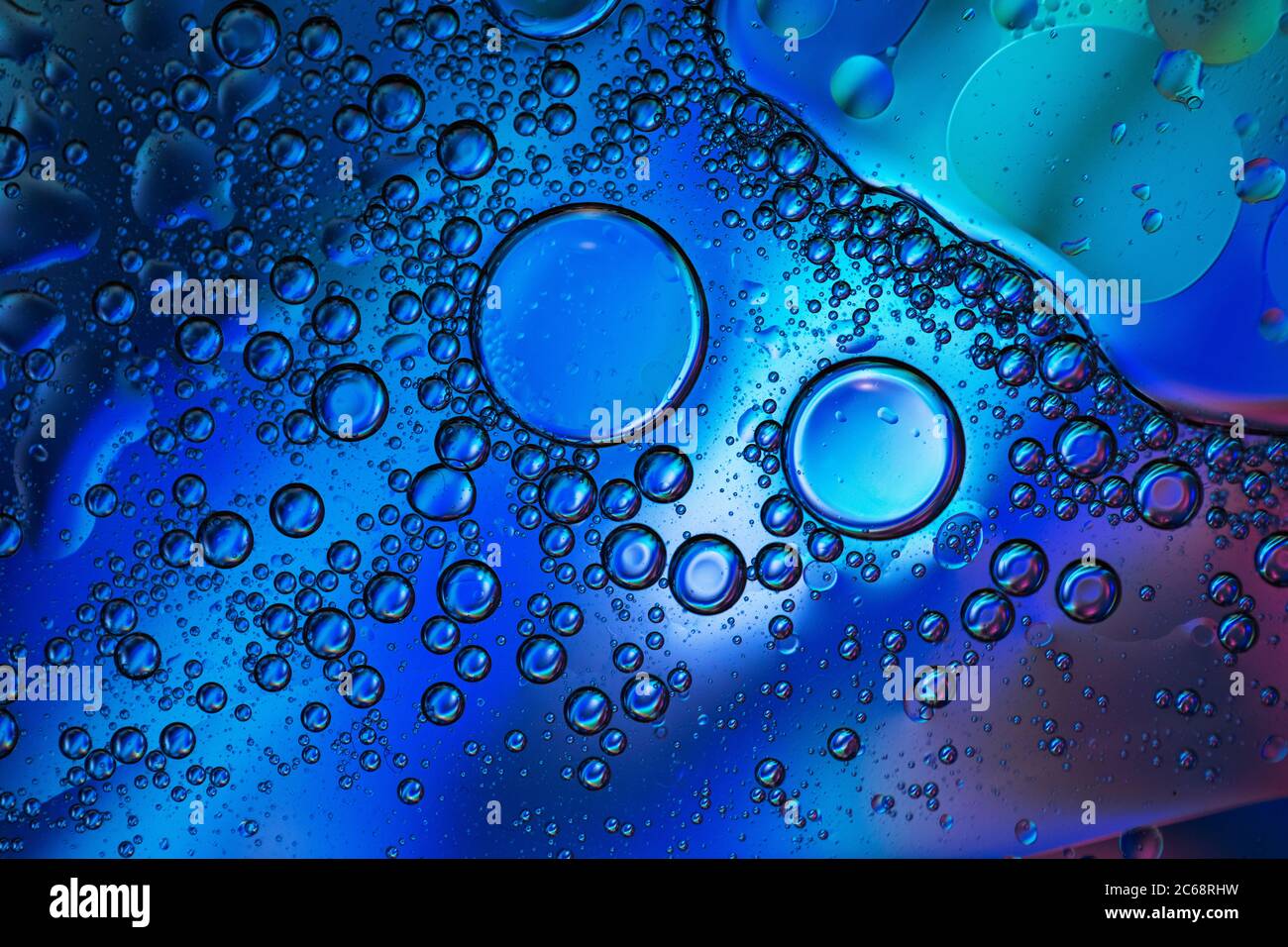Öl bläht in Wasser. Blaue und schwarze Farben toghater. Stockfoto