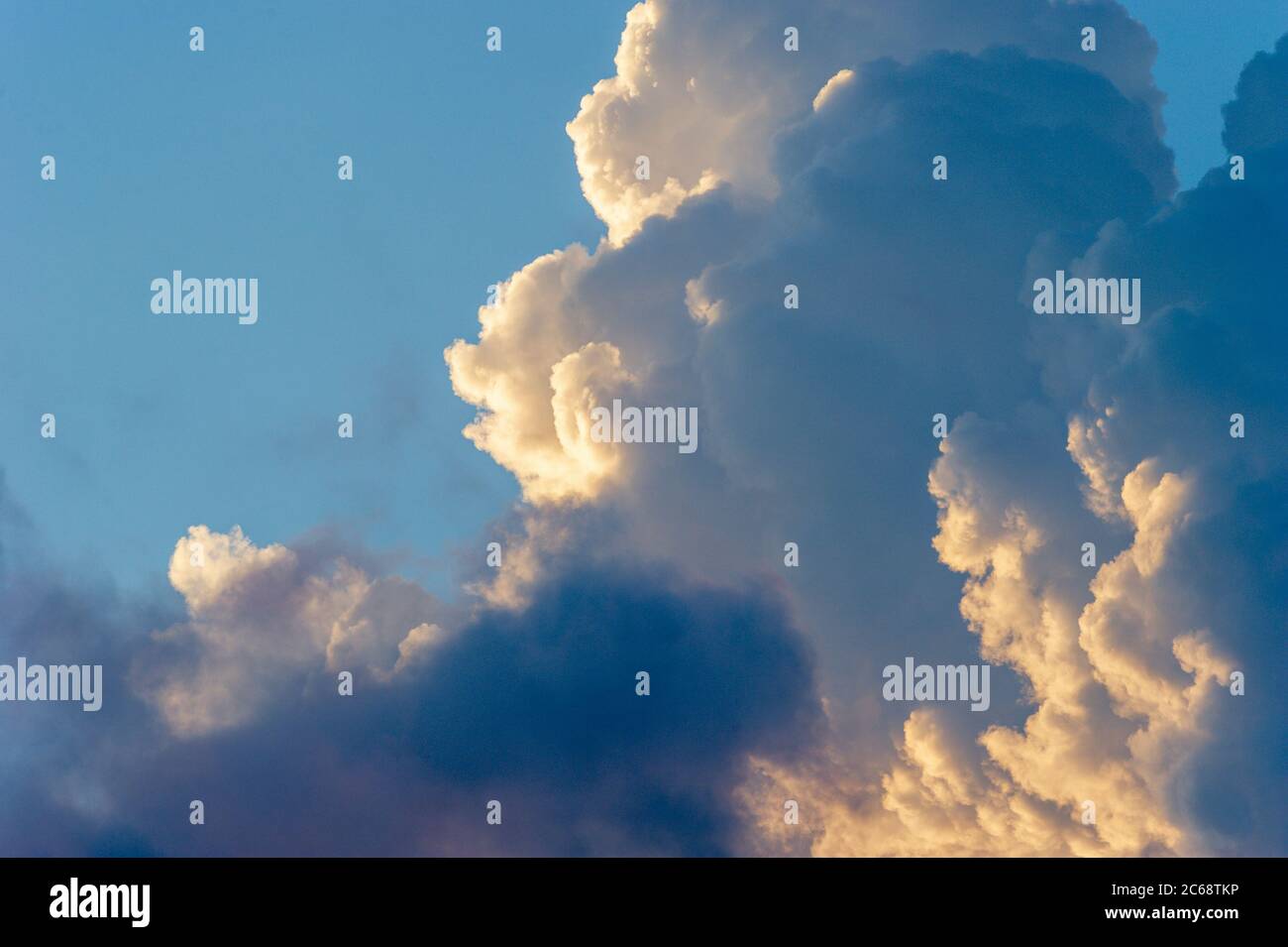 Eine flauschige weiße Wolkenlandschaft von Cumulus Wolken und EIN himmelblauer Hintergrund Stockfoto