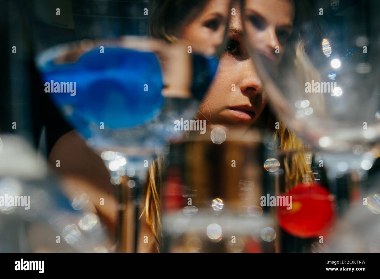 Das Mädchen ist durch die Brille. Das Konzept des psychologischen Traumas. Schizophrenie, bipolare Störung, Alkoholismus, psychische Probleme. Stockfoto