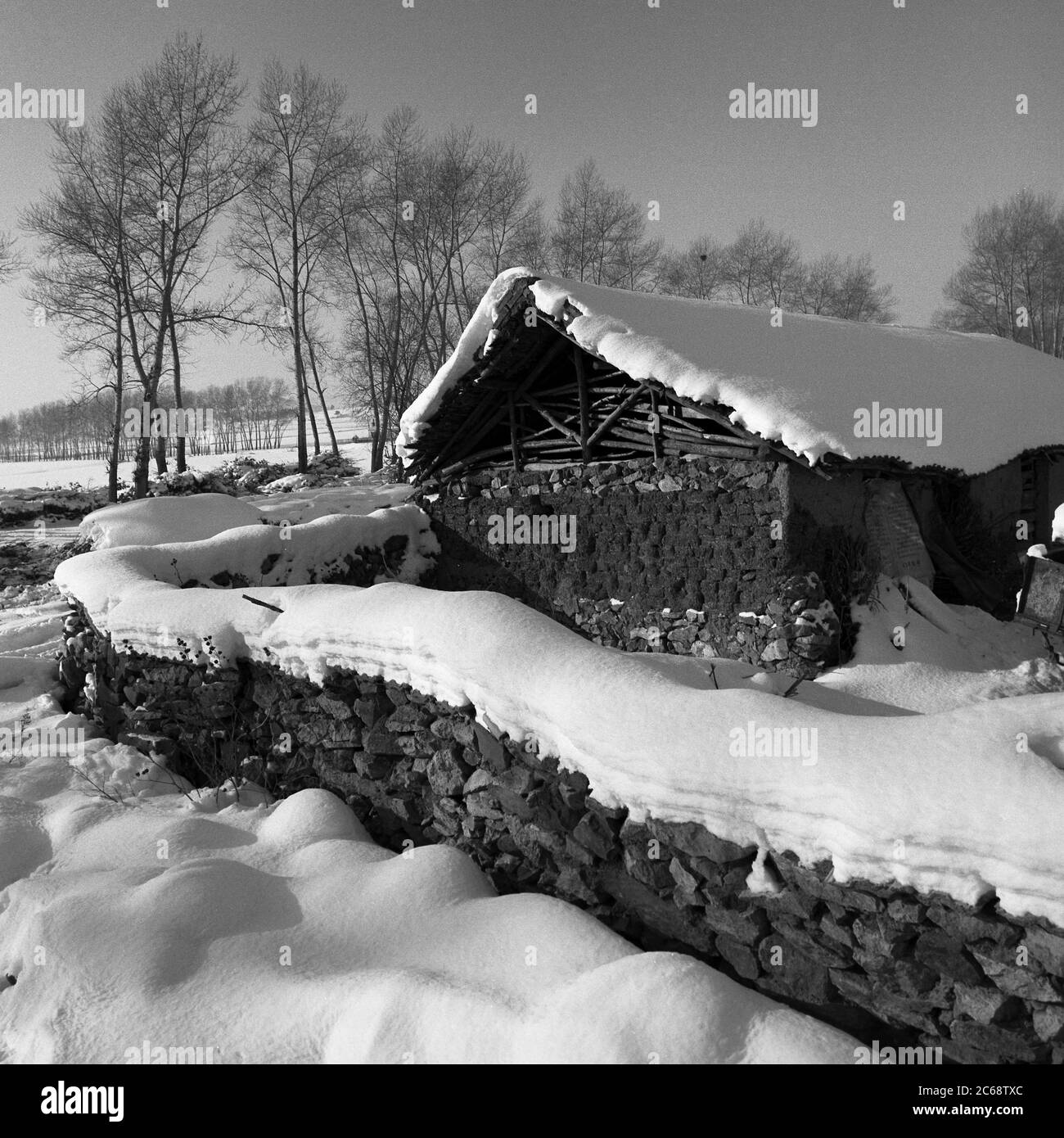 Mudanjiang nordöstlich Belagerung von Schnee schwarz und weiß Stockfoto