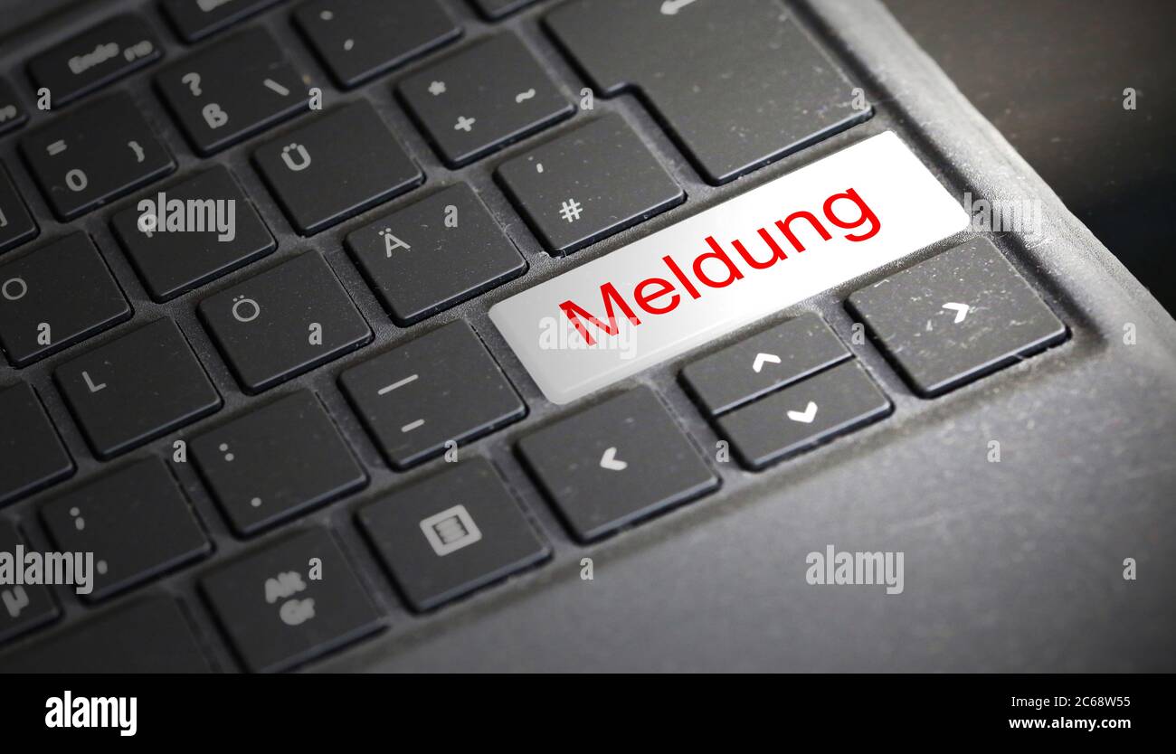 Symbolbild: Tastatur mit einer Taste „Meldung“ Stockfoto