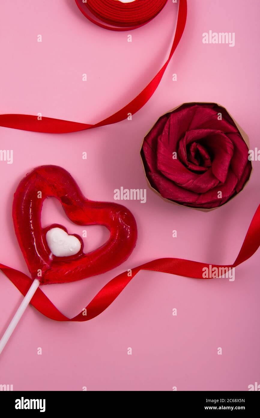 Anordnung von farbigen Herzen mit rosa Hintergründen. Einige farbige Herzen für Valentinstag. Stockfoto