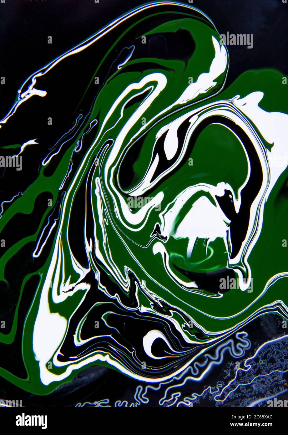 Ölfarben kombinieren. Von oben gemischte, nass gefärbte Öle Stockfoto