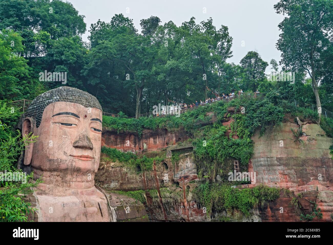 Leshan, China - Juli 2019 : Massen von Touristen stehen auf einer Aussichtsplattform Aussichtspunkt und bewundern den Riesen Leshan Buddha, ein 71 Meter hoch Stockfoto