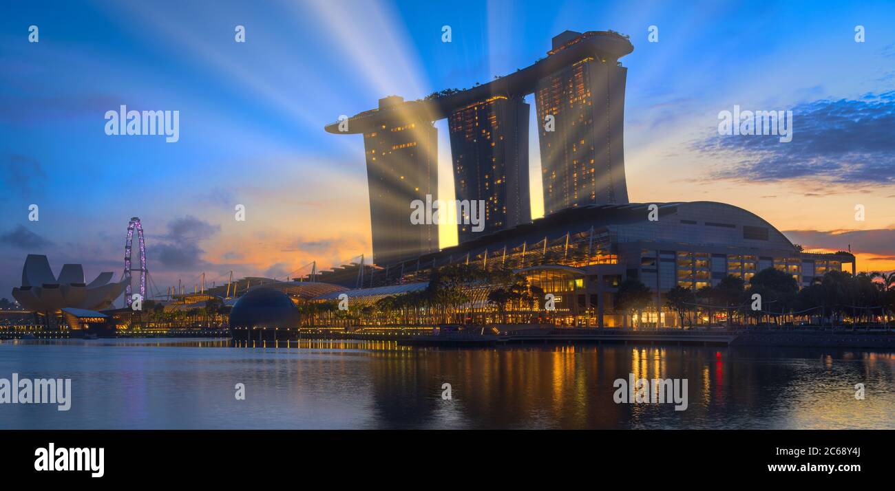 Singapur STADT SINGAPUR: 12. Februar 2020: Singapur Merlion Park im Stadtzentrum von Singapur Geschäftsviertel bei Sonnenaufgang Stockfoto
