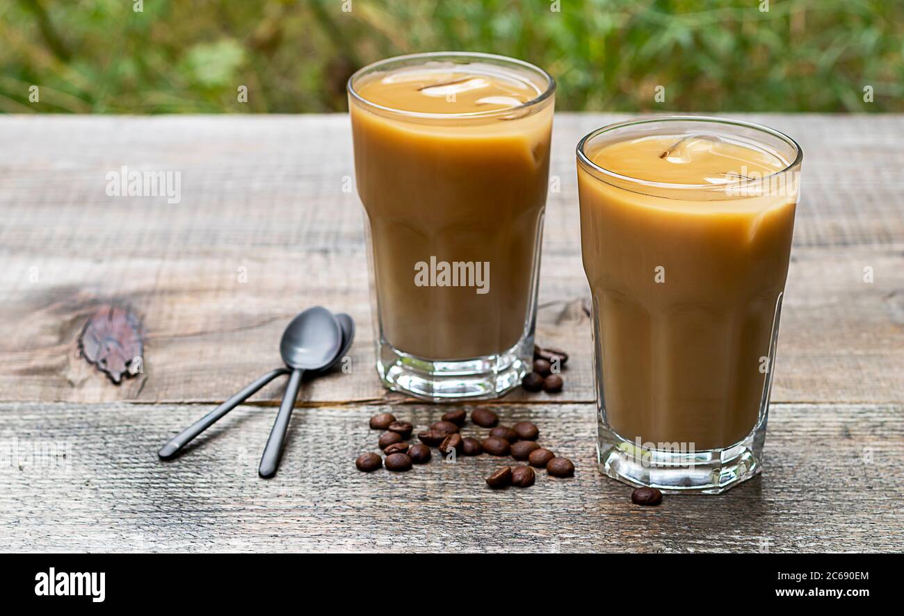 Eiskaffee Latte in einem hohen Glas mit Mandelmilch. Stockfoto
