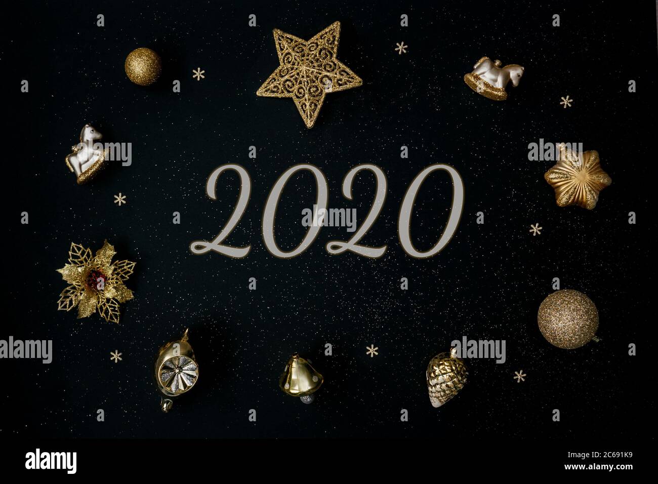 Schöne weihnachtliche goldene Dekoration mit Kugeln auf schwarzem Hintergrund. Flach Lay-Design. Kopierbereich. Horizontal. 2020 Jahre Stockfoto