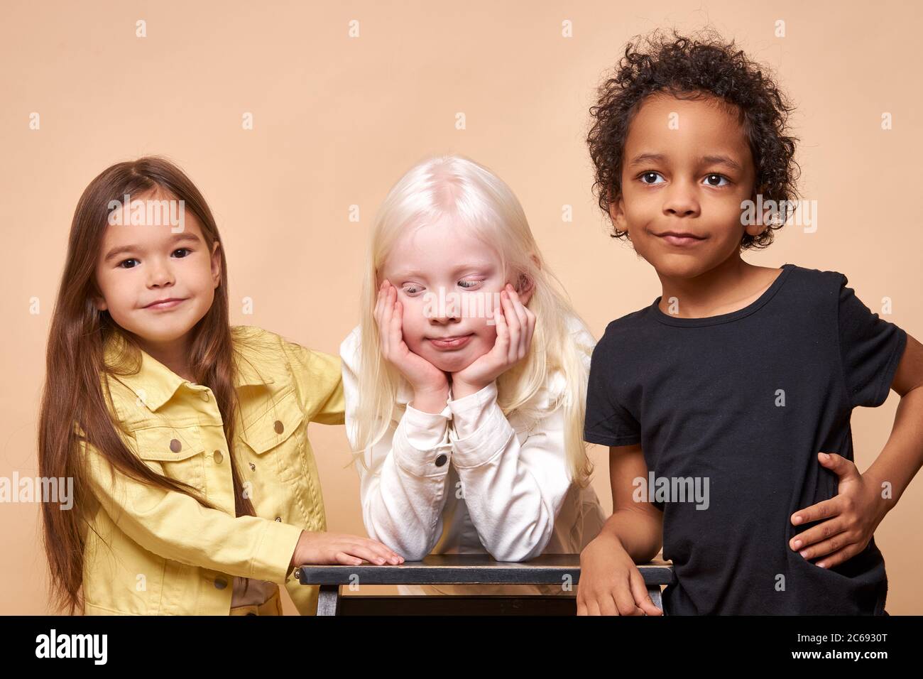 Portrait von verschiedenen schönen Kindern. albino, afrikanischen und amerikanischen Kindern zusammen. Vielfältige Erscheinung ist kein Hindernis für die Freundschaft der Kinder Stockfoto