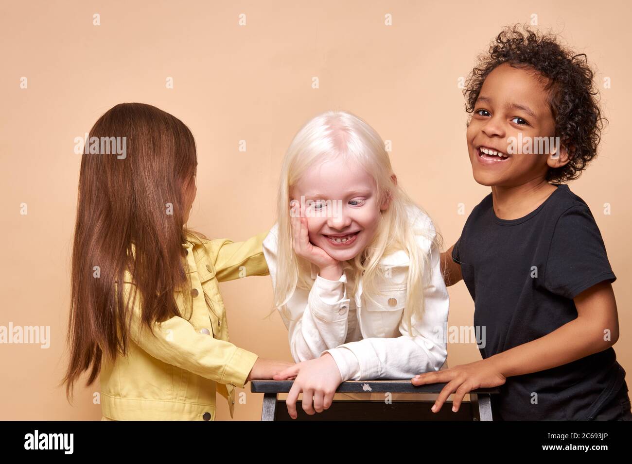 Portrait von positiven fröhlichen fröhlichen Kindern Spaß haben. Schöne Kinder sind Freunde zueinander trotz vielfältiger Erscheinung Stockfoto