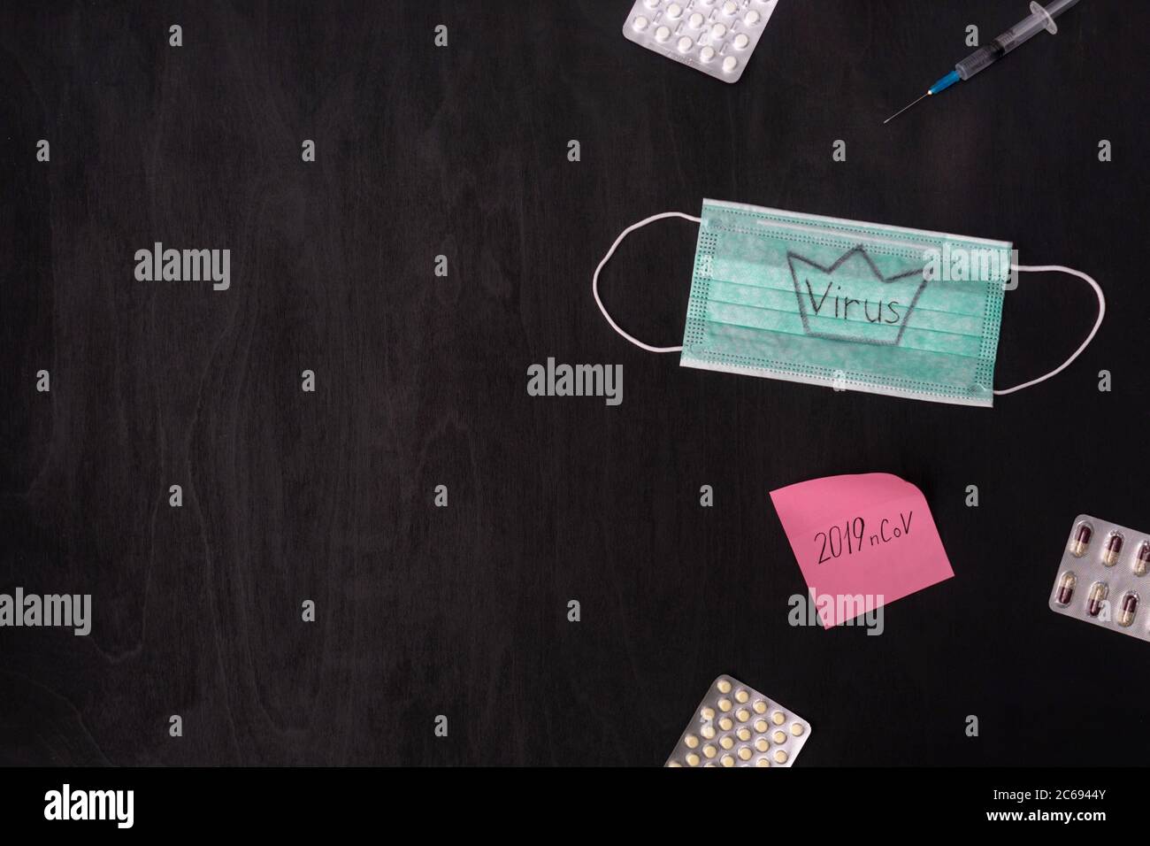 Textphrase Coronavirus auf einer Schutzmaske. Neues Coronavirus 2019-nCoV, MERS-Cov Middle East Respiratory syndrome Coronavirus. Flach auf schwarz legen. Stockfoto