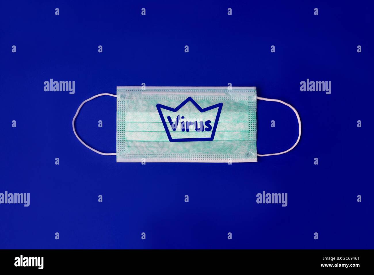 Textphrase Coronavirus auf einer Schutzmaske auf blau. Corona als Symbol. Neues Coronavirus 2019-nCoV, MERS-Cov Middle East Respiratory syndrome Coronav Stockfoto