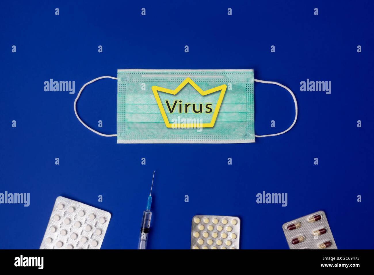 Textphrase Coronavirus auf einer Schutzmaske. Corona als Symbol. Neues Coronavirus 2019-nCoV, MERS-Cov Middle East Respiratory syndrome Coronavirus. Fl Stockfoto