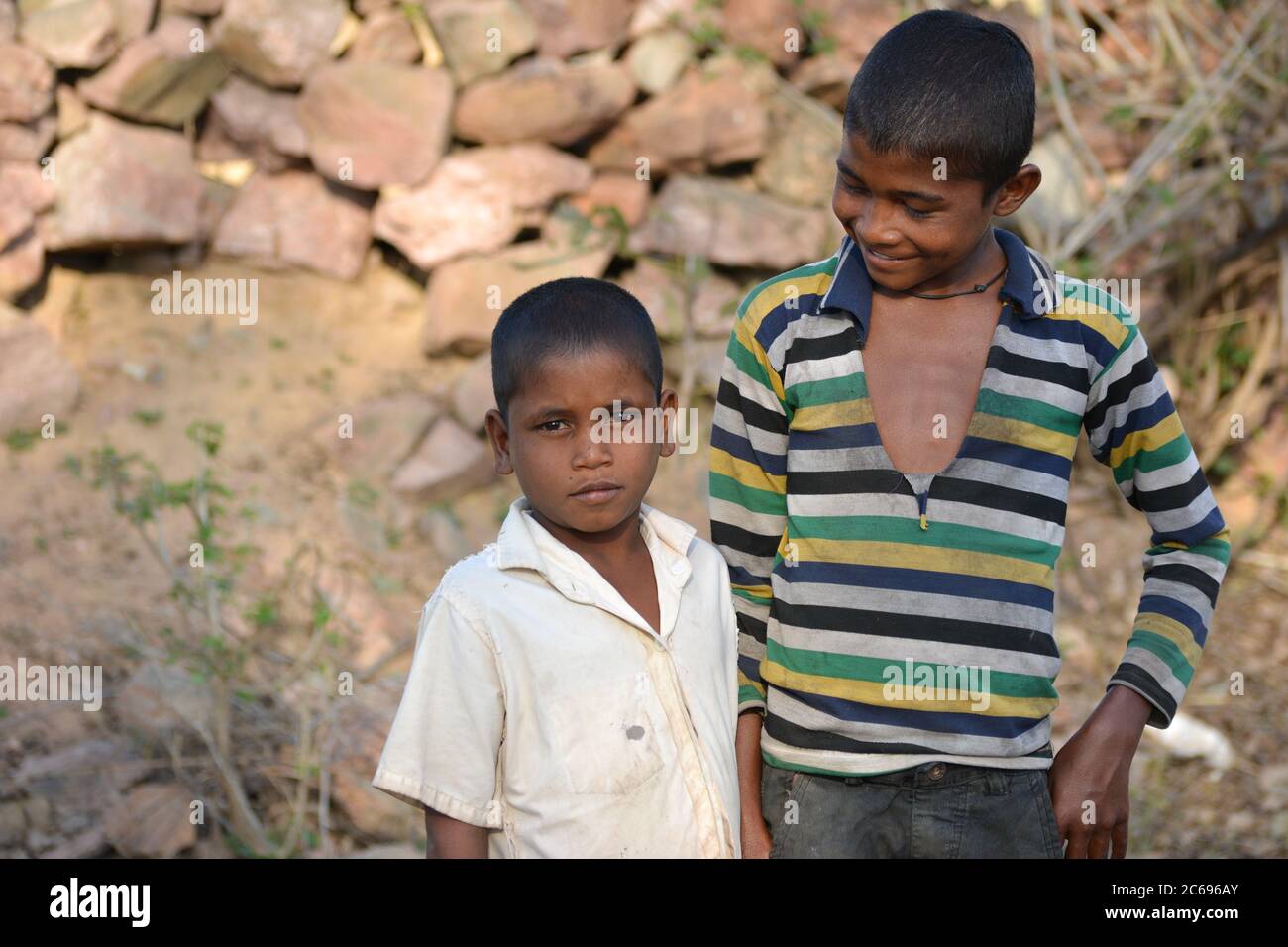 TIKAMGARH, MADHYA PRADESH, INDIEN - 24. MÄRZ 2020: Glückliche ländliche indische Dorfjungen. Stockfoto