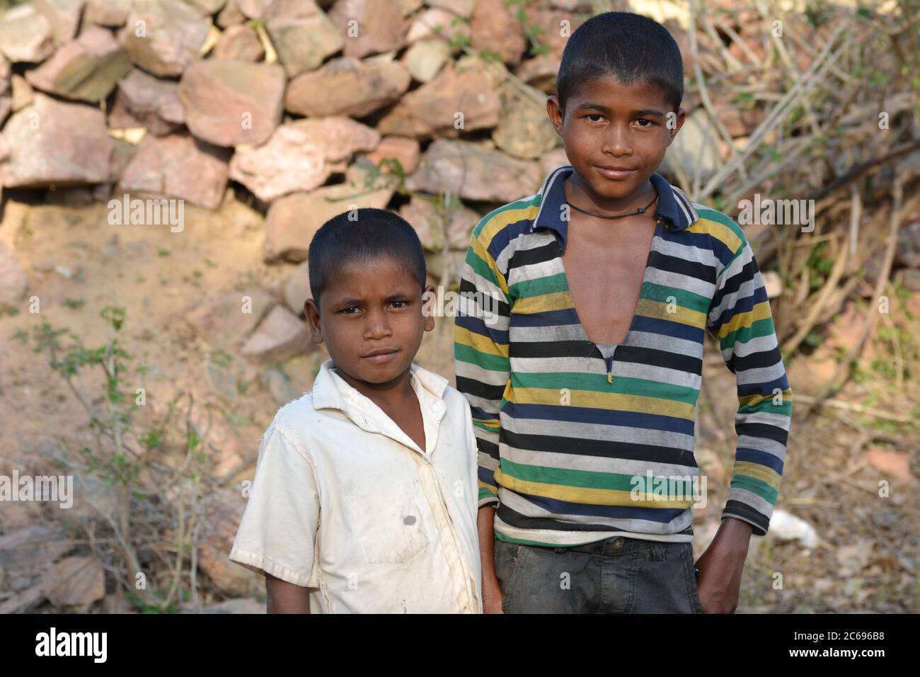 TIKAMGARH, MADHYA PRADESH, INDIEN - 24. MÄRZ 2020: Glückliche ländliche indische Dorfjungen. Stockfoto