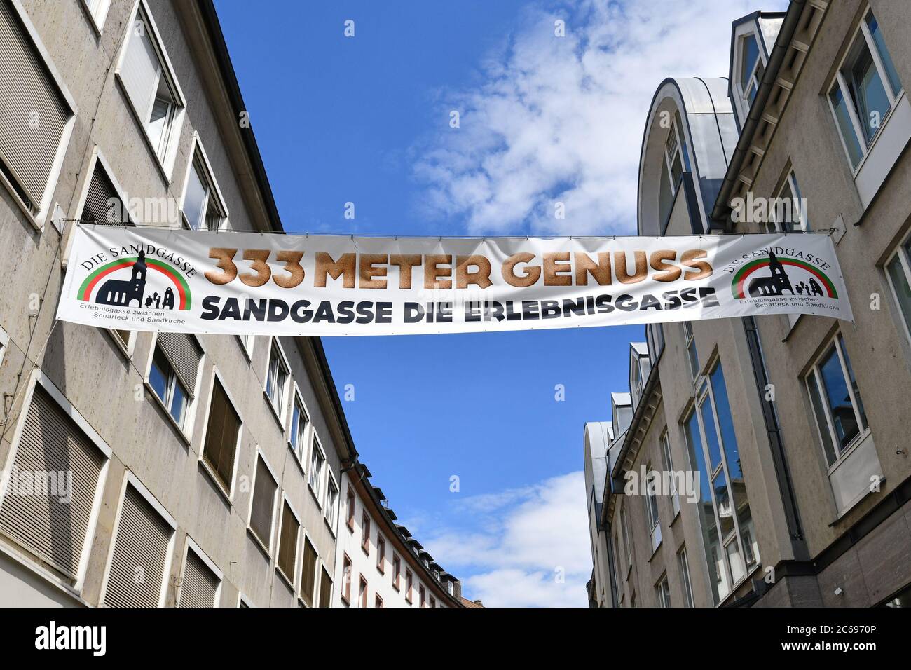 Aschaffenburg, Juli 2020: Banner mit dem Aufschrift "Sandgasse - Erlebnisgasse" in der Altstadt Stockfoto