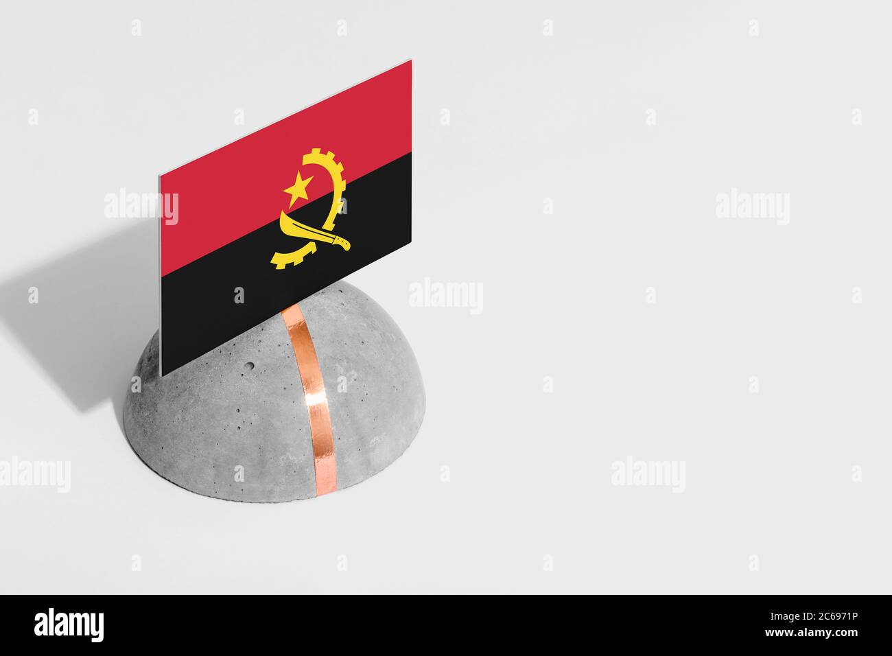 Angola Flagge auf abgerundetem Stein markiert. Weißer isolierter Hintergrund. Seitenansicht minimales nationales Konzept. Stockfoto