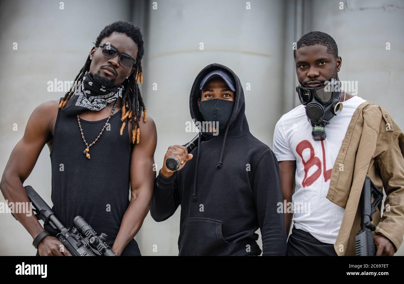 Portrait von ruhigen schwarzen Menschen mit Waffen in den Straßen, junge afroamerikanische Menschen in den USA bereit, mit Rassismus zu kämpfen. blm, schwarz Live-Materie concep Stockfoto