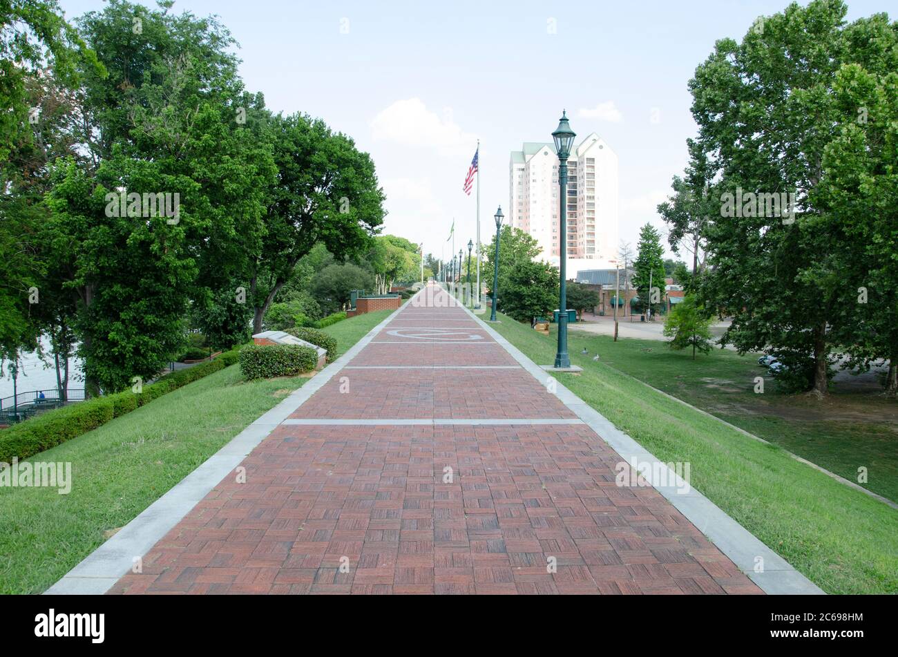 Eine obere Ebene Blick entlang der Riverwalk Fußweg in Augusta, Georgia,. Mit Grasbänken und Bäumen auf beiden Seiten und einem Blick auf den Savannah River Stockfoto Eine obere Ebene Blick entlang der Riverwalk Fußweg in Augusta, Georgia,. Mit Grasbänken und Bäumen auf beiden Seiten und einem Blick auf den Savannah River Stockfoto