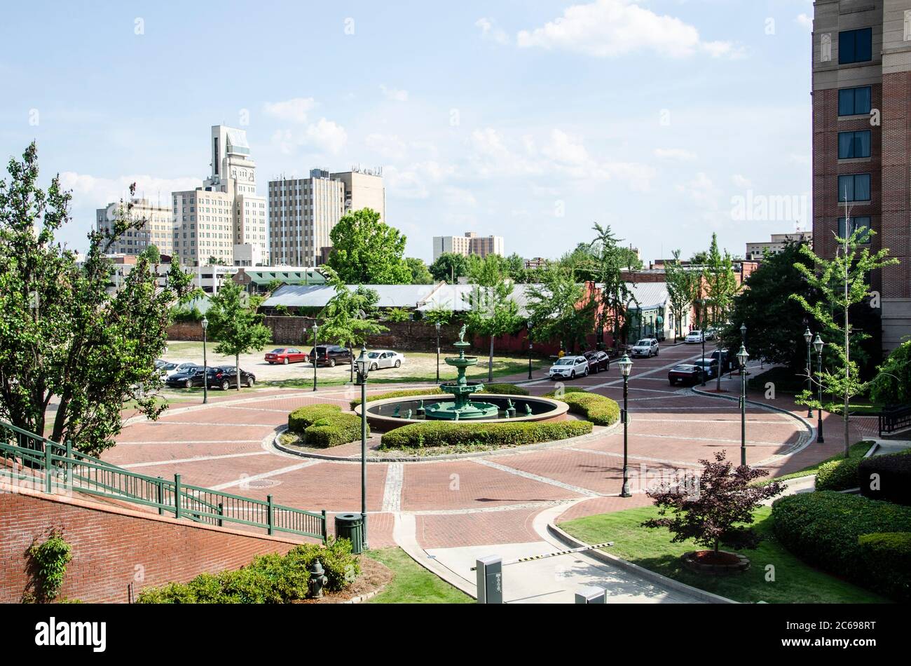 Blick auf einen Brunnen in der Nähe eines Parkplatzes, mit den Gebäuden der Innenstadt von Augusta Georgia in der Ferne Stockfoto Blick auf einen Brunnen in der Nähe eines Parkplatzes, mit den Gebäuden der Innenstadt von Augusta Georgia in der Ferne Stockfoto