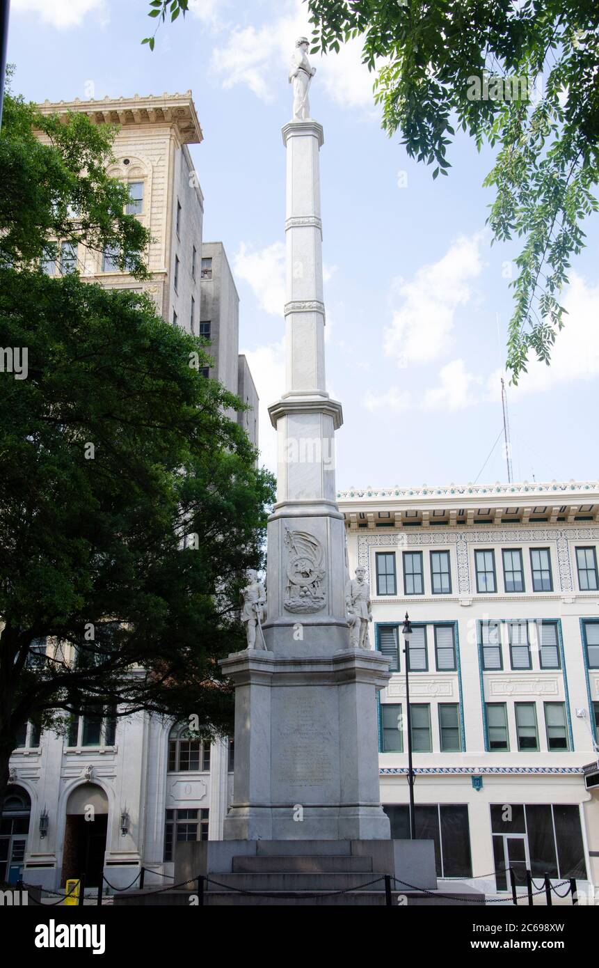 Ein konföderales Denkmal in Augusta, Georgien, mit Statuen von Soldaten und den Worten Deo Vindice (mit Gott als unserem Verteidiger) auf der Vorderseite eingraviert. Dort Stockfoto Ein konföderales Denkmal in Augusta, Georgien, mit Statuen von Soldaten und den Worten Deo Vindice (mit Gott als unserem Verteidiger) auf der Vorderseite eingraviert. Dort Stockfoto