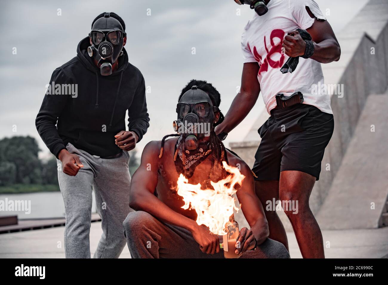 Junge aggressive afrikanamerikanische Männer zündeten während einer Demonstration Flaschen an, nachdem sie von der Polizei einen schwarzhäutigen Mann getötet hatten Stockfoto