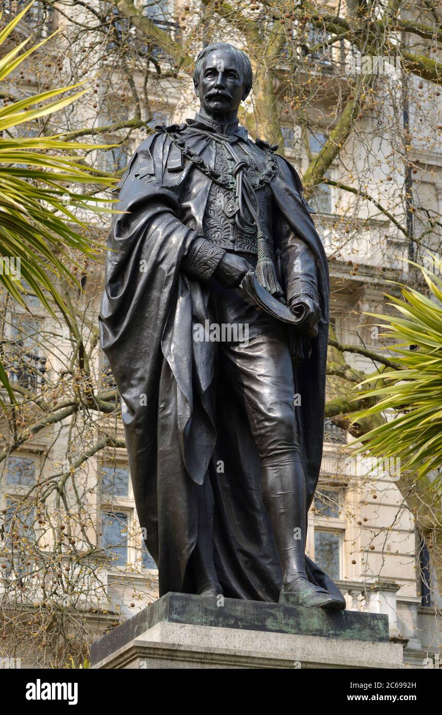 London, England, Großbritannien. Statue von Sir Henry Bartle Edward Frere 1. Baronet (1887; Sir Thomas Brock) - in Whitehall Gardens Stockfoto