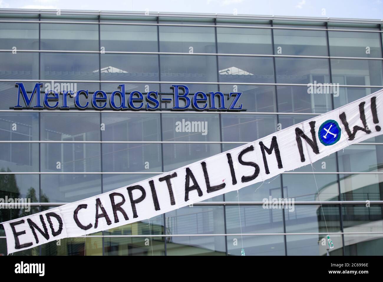 Stuttgart Deutschland Juli 2020 Vor Dem Mercedes Benz Global Training Center In Stuttgart Vaihingen Haben Demonstranten Banner Mit Der Aufschrift End Carpitalism Now Aufgehangt Sie Fordern Eine Sozial Okologische Umstrukturierung Des