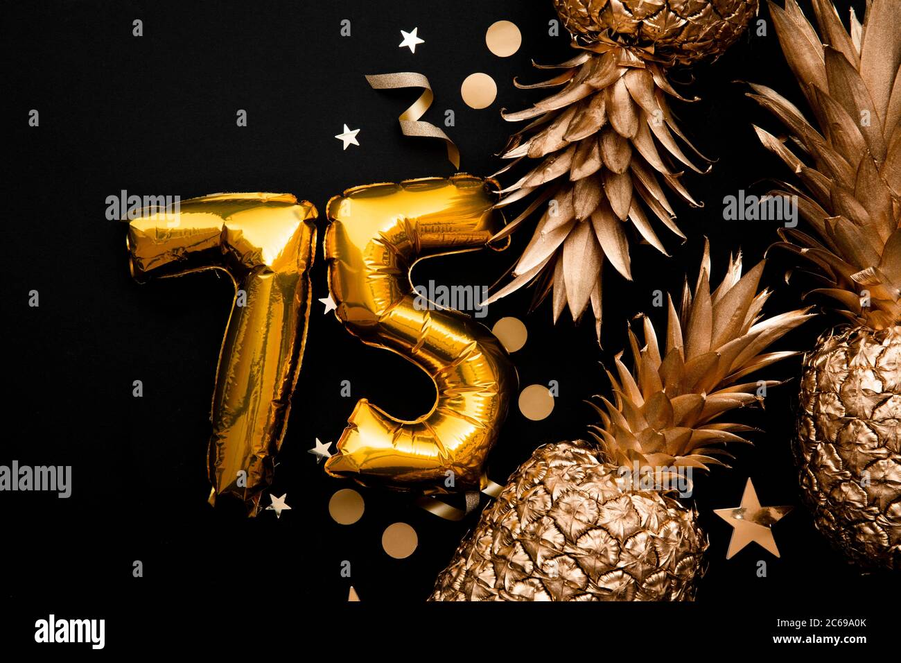 75. Geburtstag Feier Hintergrund mit goldenen Ballons und goldenen Ananas Stockfoto