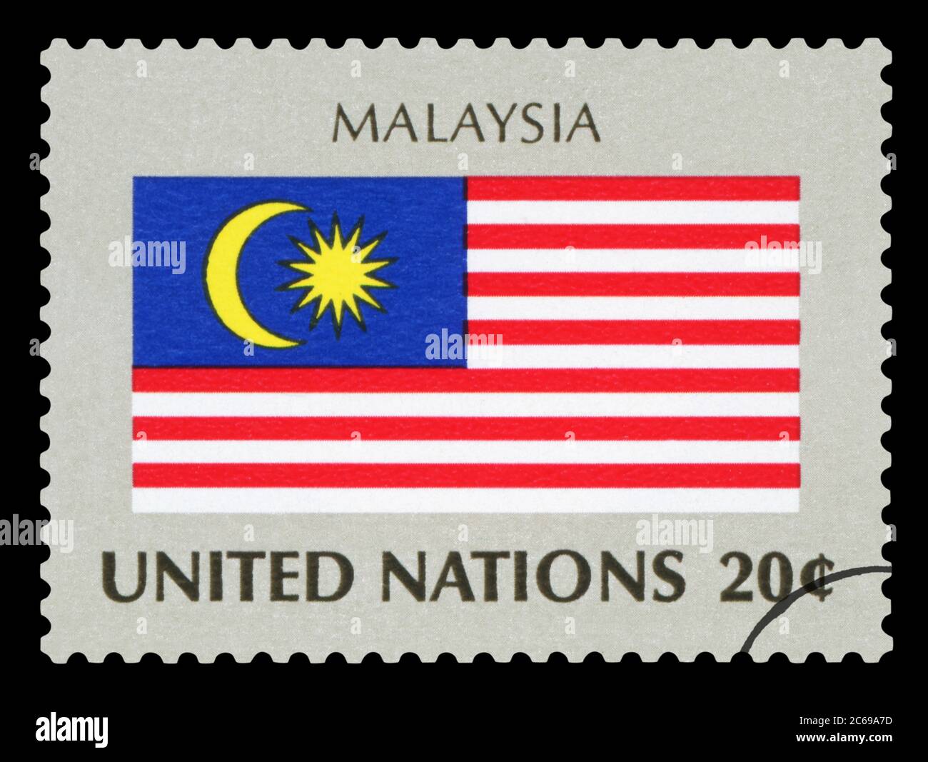 MALAYSIA - Briefmarke der malaysischen Nationalflagge, Serie der Vereinten Nationen, um 1984. Isoliert auf schwarzem Hintergrund. Stockfoto
