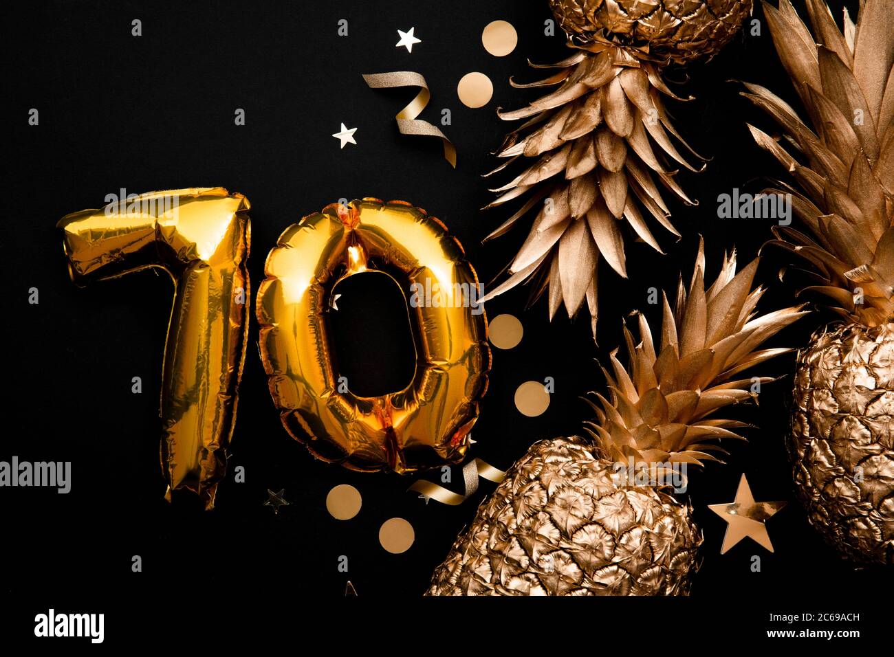 70. Geburtstag Feier Hintergrund mit goldenen Ballons und goldenen Ananas Stockfoto