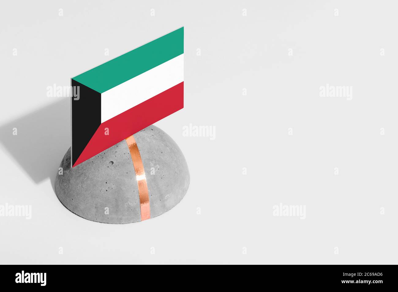 Kuwait Flagge markiert auf abgerundeten Stein. Weißer isolierter Hintergrund. Seitenansicht minimales nationales Konzept. Stockfoto