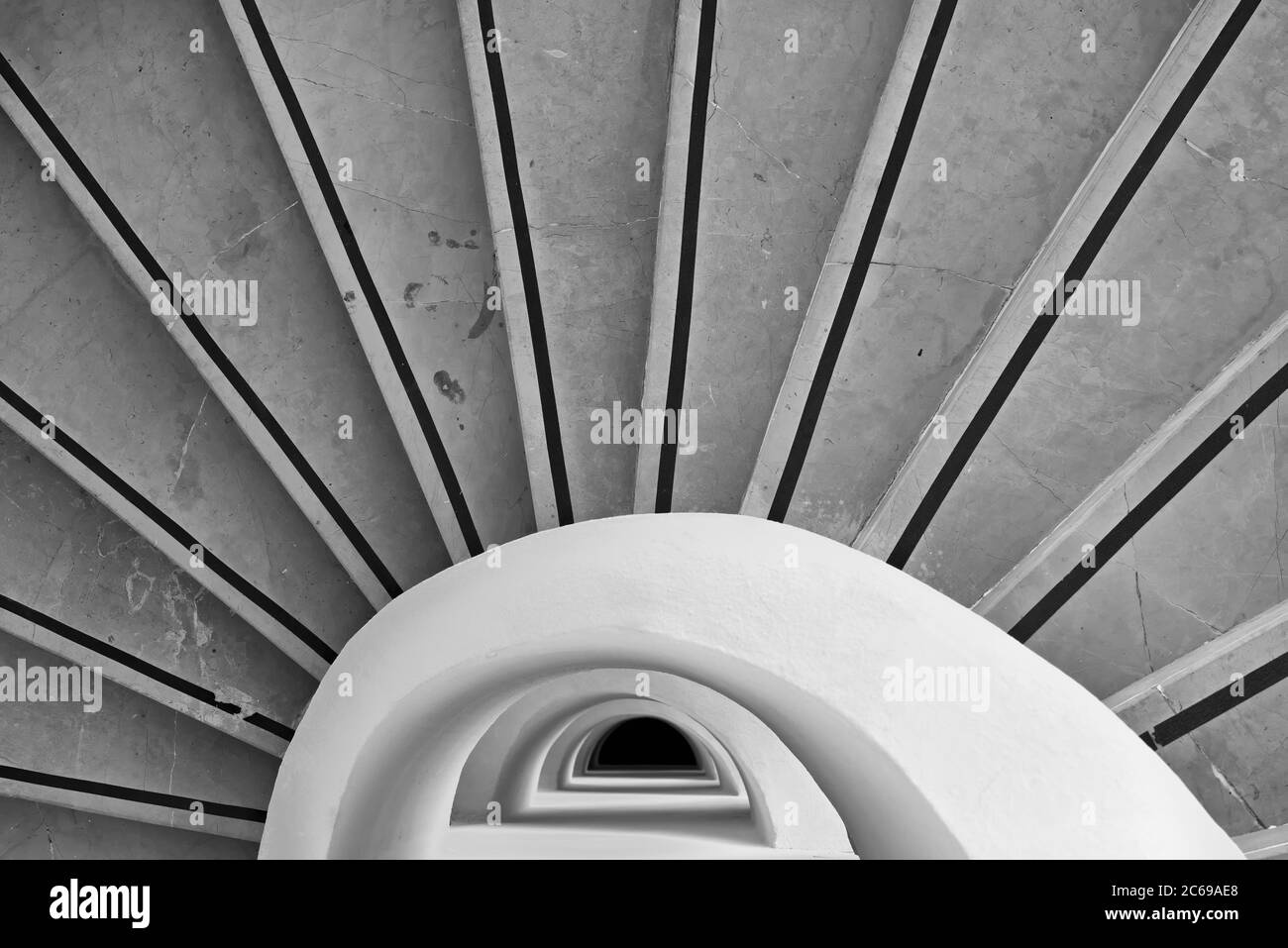 SUNRISE RESORT bei MANAVGAT, TÜRKEI, 23. AUGUST 2019: Halbe Kreissägen-Außentreppe, die eine aufgehende Sonne oder tiefe Spirale durch ein Foto von oben imitiert; voll Stockfoto
